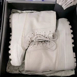 Yeezy Boots bought in 2016 worn a few times still in great conditions